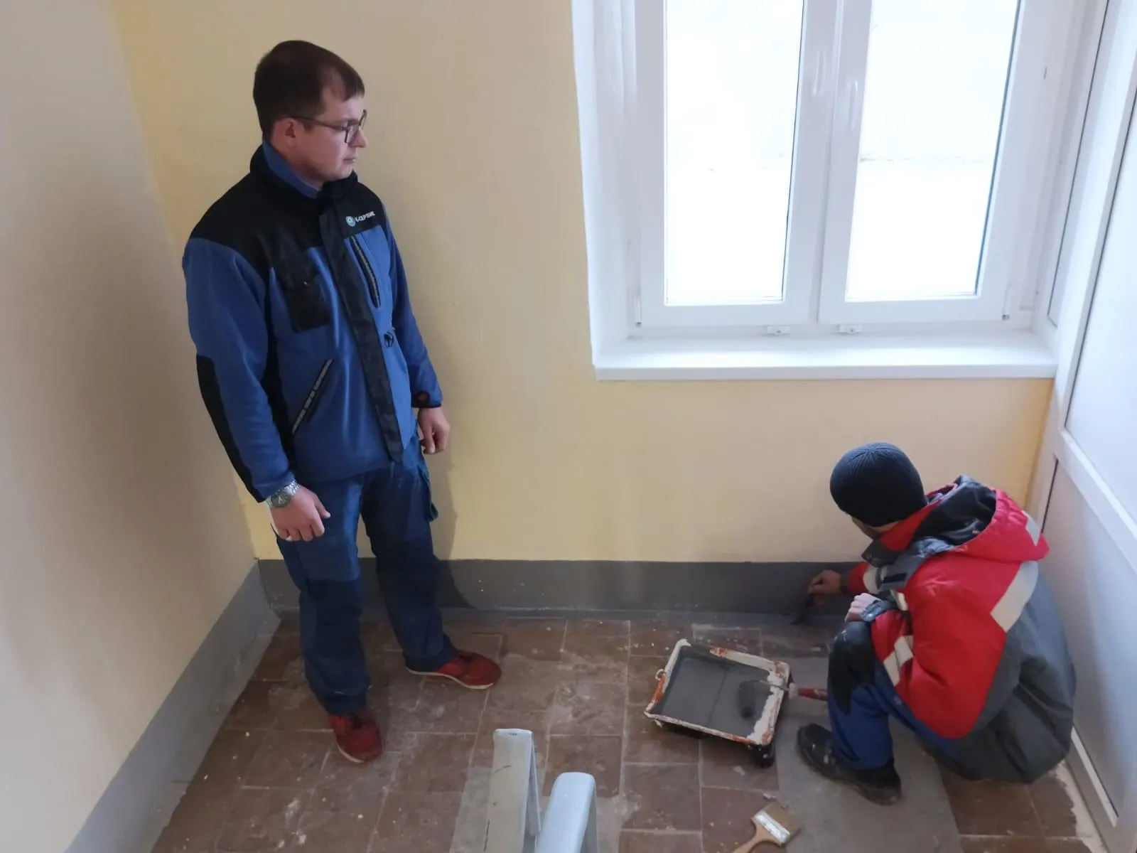 Антон Коханский проверяет качество работ по восстановлению окрасочного слоя в местах общего пользователя