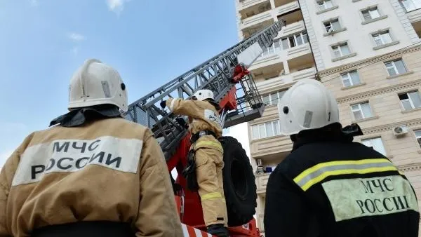 Столичные спасатели сняли с кондиционера на стене дома мужчину