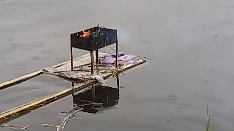 Плывущий мангал с пламенем обнаружили в водоеме Лыткарино
