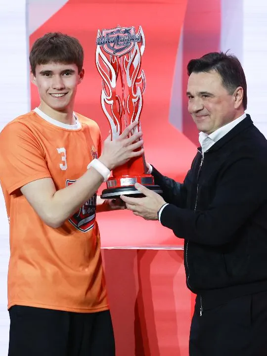 Губернатор Подмосковья вручил команде Одинцовского округа переходящий кубок Школьной лиги