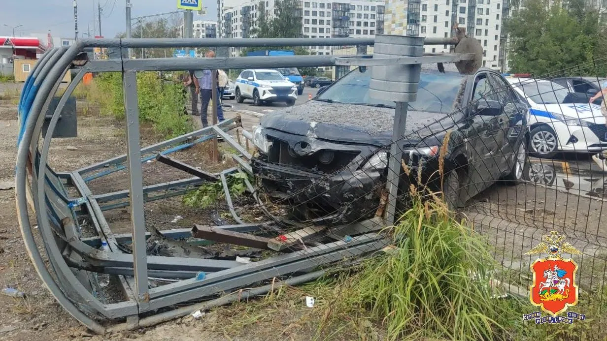 Два человека пострадали при наезде иномарки на остановку в Подмосковье