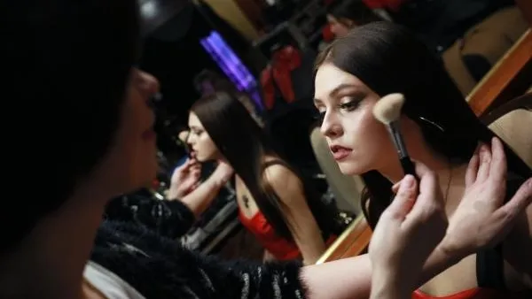 Врач рассказал, к чему может привести чрезмерное пользование косметикой