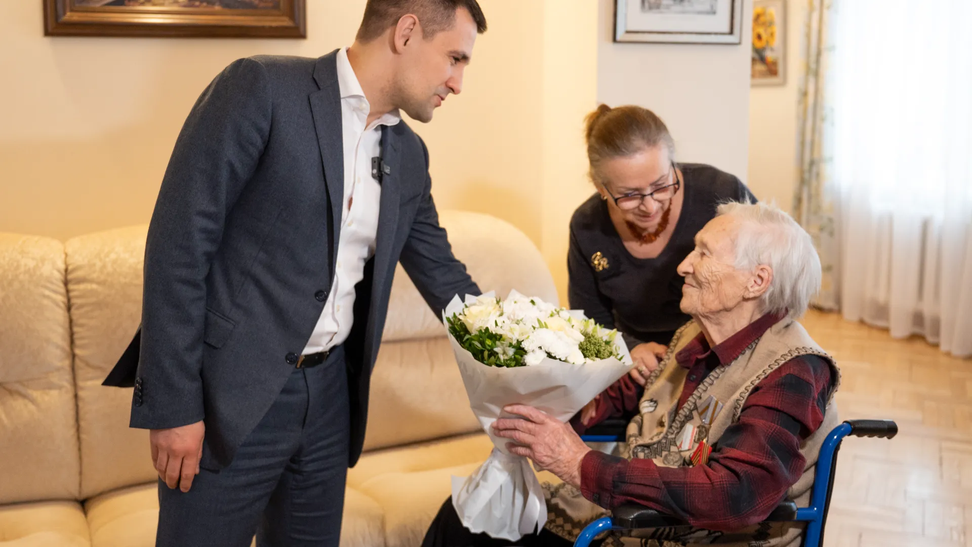 Станислав Каторов с ветераном Раисой Степановной. Фото: пресс-служба администрации Ленинского