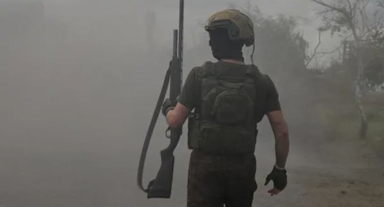Абзац: российский боец с ранениями ног полз более 30 километров к сослуживцам