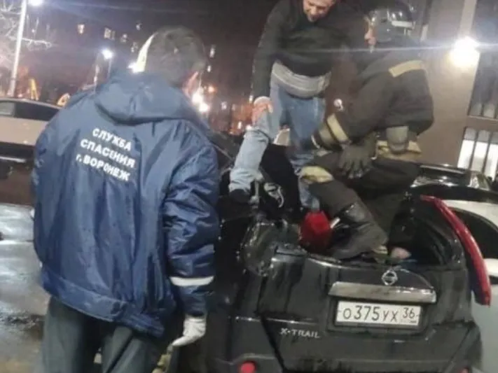 «Пытался уйти, никто не пустил»: очевидцы рассказали о падении мужчины с общего балкона в Воронеже