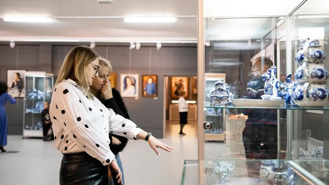 Жители Подмосковья смогут посетить выставку «Гжельские мотивы» в Дмитрове