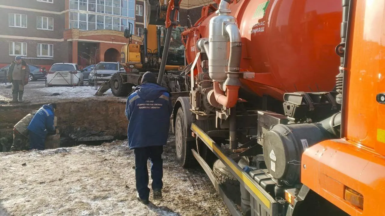 Более 400 канализационных засоров устранили в семи округах Подмосковья за неделю
