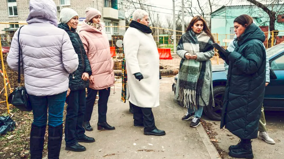 Замглавы Лосино-Петровского (вторая справа) на встрече с жителями Свердловского. Фото: администрация г.о. Лосино-Петровский