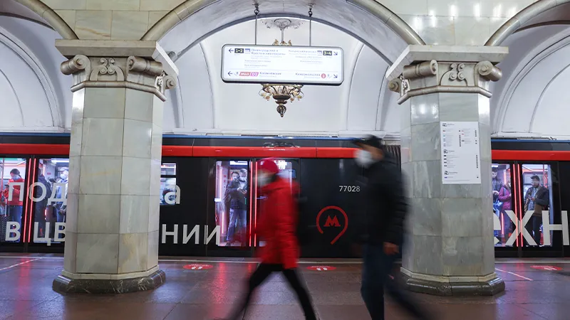 Эксперт по выживанию рассказал, как вести себя, если вас столкнули на рельсы в метро