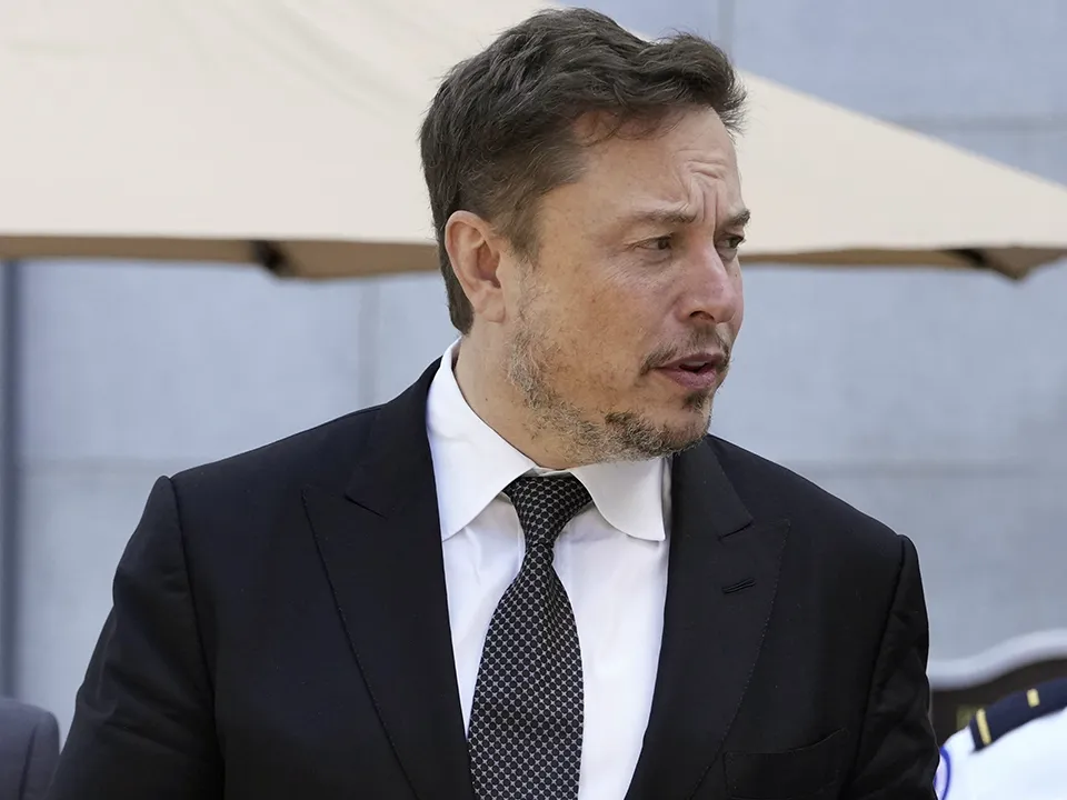 «Перестроит в соответствии с собственным видением»: Илон Маск может купить NBC