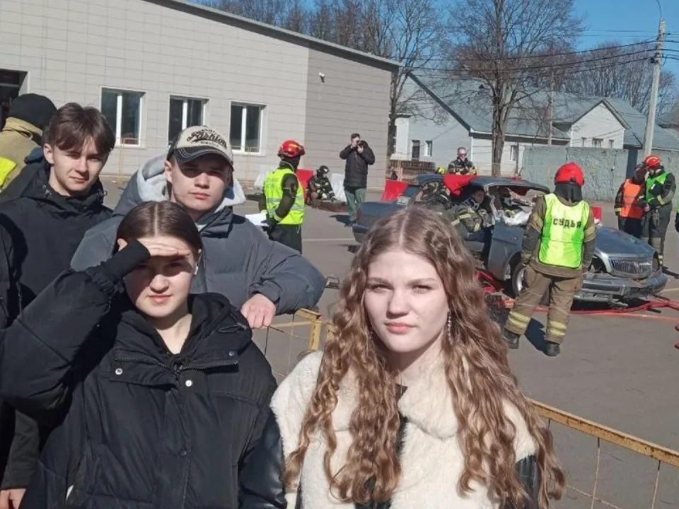 Студенты наблюдают за работой спасателей. Фото: Министерство образования МО