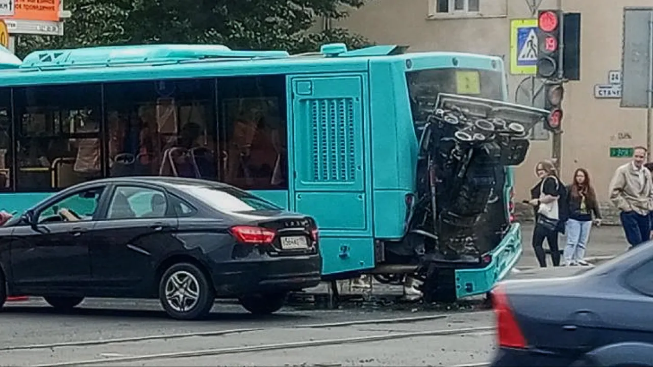 «Неудачно трансформировался»: автобус «выплюнул» мотор на ходу в Петербурге