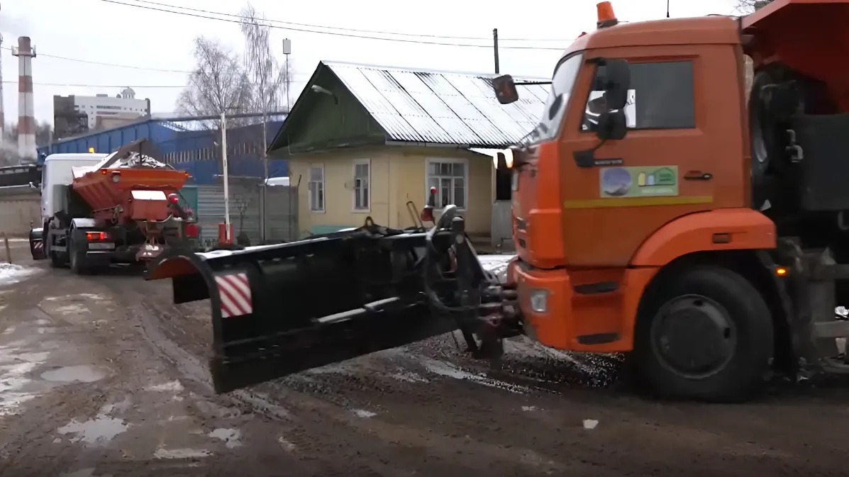 Снегоуборочная техника и сотрудники МБУ «ЖКУ» готовы к круглосуточной работе в Дубне