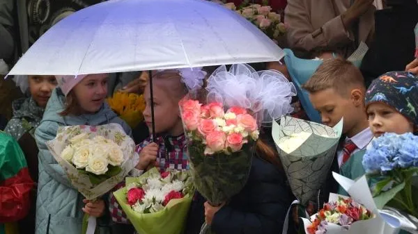 Аналитик Парфимович назвала способы правильно составить букет к 1 сентября для школьника