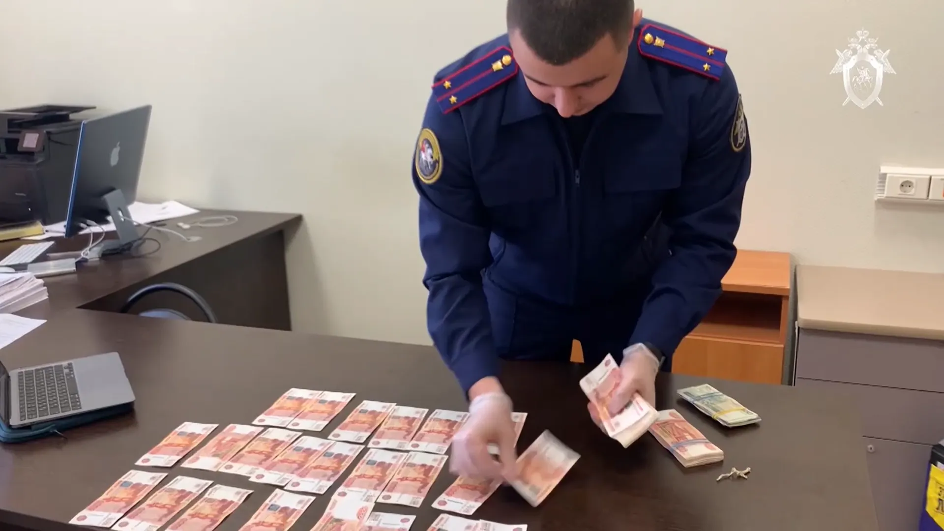 Скриншот видео оперативников