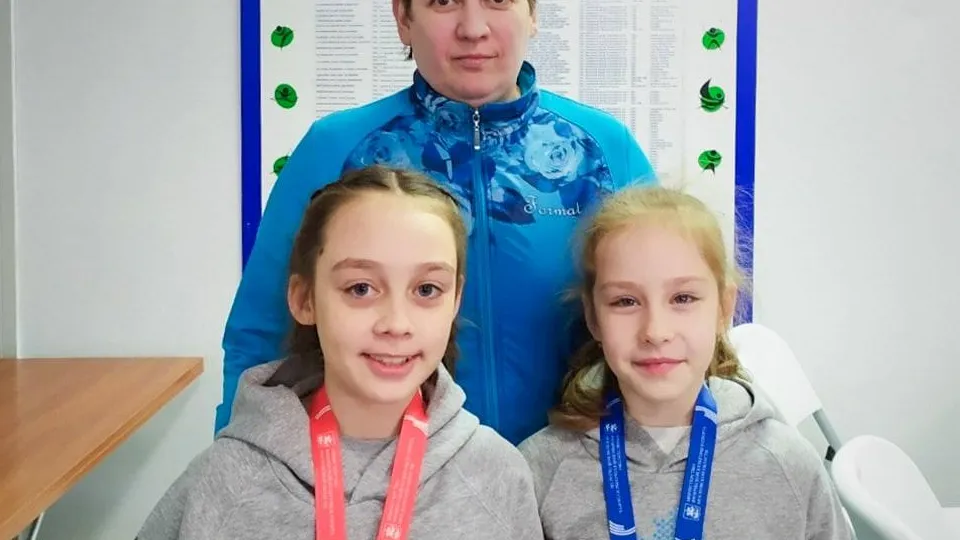 Обладательницы медалей областного первенства по шашкам и их тренер. Фото: администрация г. о. Электросталь