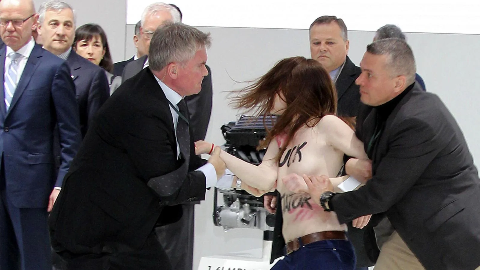 Задержание активистки Femen. Ганновер, 8 апреля 2013 года. Gbrci