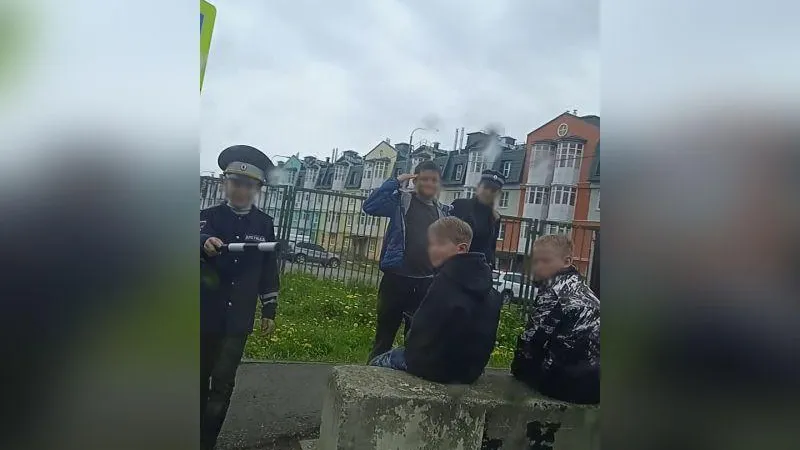 Школьники в форме служителей правопорядка удивили водителей под Пушкино