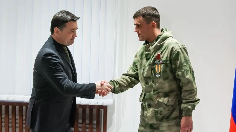 Губернатор Подмосковья Андрей Воробьев вручил Орден Мужества добровольцу из Пушкино