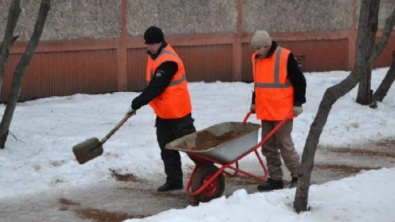 Почти два десятка тысяч территорий Подмосковья обработали противогололедными материалами