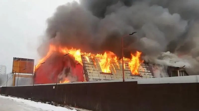 Люди пострадали при пожаре на тысячу квадратов на складе в Щелково