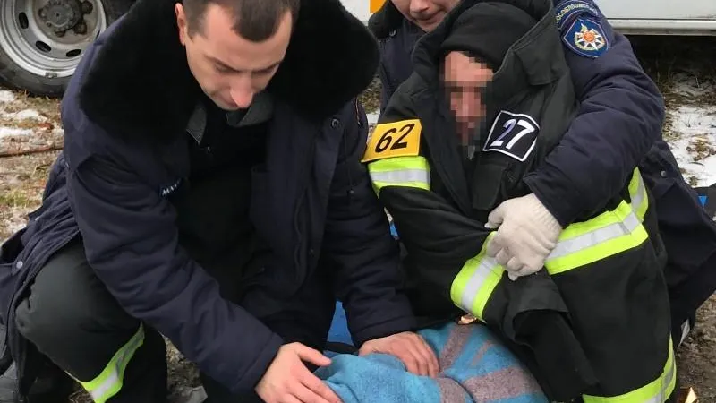 На озере в Луховицах спасли рыбака, провалившегося под лед