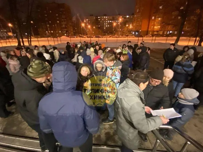 Выпускники химкинского лицея пришли поддержать учительницу, которую могут посадить из-за поножовщины