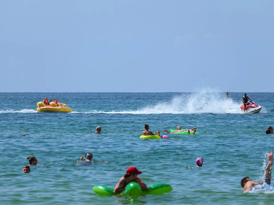 Нужно сдавать путевку? Экологи предупредили об источнике загрязнений побережья в Геленджике