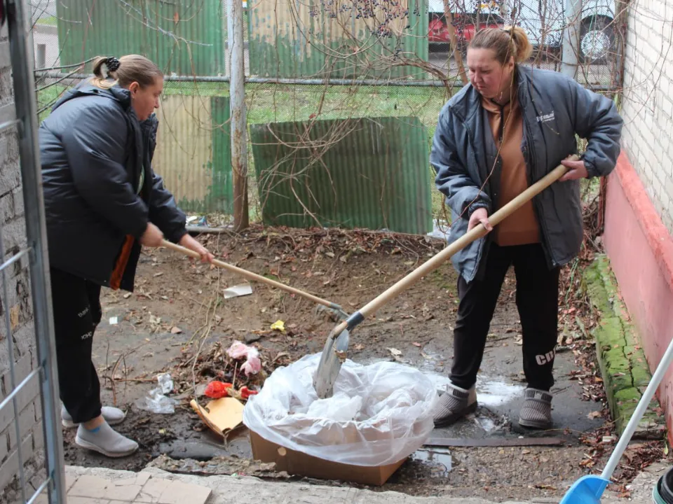 Представители магазина убирают территорию. Фото: пресс-служба Администрации г. о. Фрязино&nbsp;