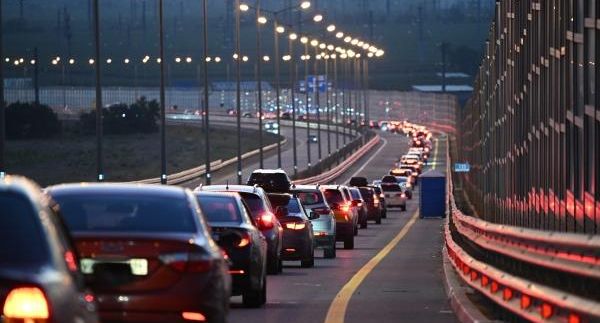 Mash: пытающихся объехать пробку на Крымском мосту водителей будут лишать прав