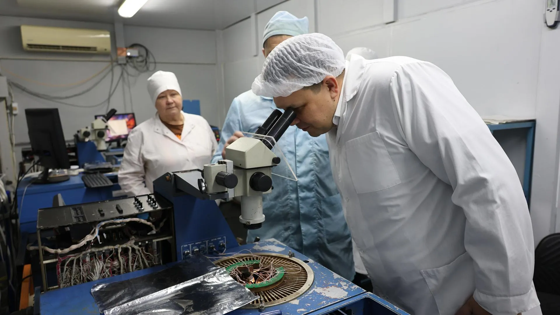 В Павлово-Посадском округе первый заместитель главы посетил завод по производству микросхем