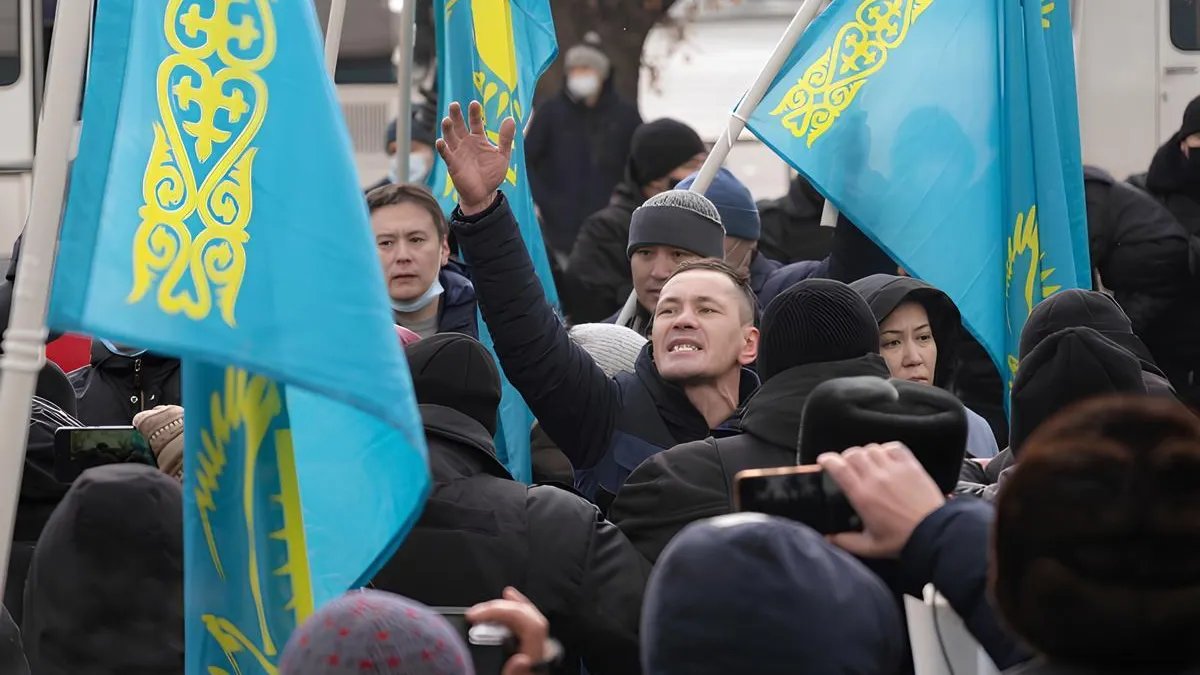 Участники митинга в День независимости Казахстана на площади Республики в Алма-Ате. Участники разных политических движений пришли на площадь, чтобы почтить память жертв декабрьских событий 1986 года