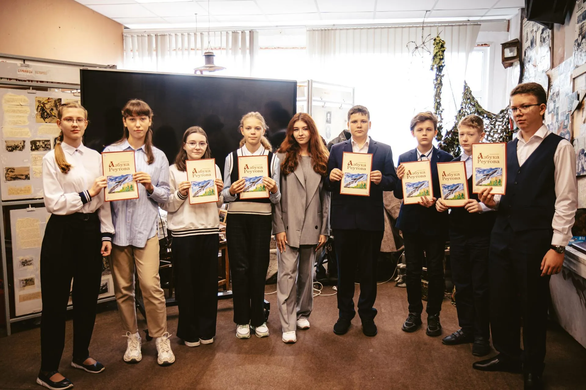 Иллюстрировавшие книгу ученики 7 "Г" школы №6 вместе с Анастасией Козловской, слева направо: Анастасия Гераськина, Юлия Милова, Анна Мозерова, Анна Старкова, Марк Мягков, Максим Перевёртов, Анатолий Григоров, Артур Шилов.