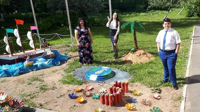 Школьники из поселка Часцы учат взрослых осознанному потреблению с помощью кораблей и клумб из мусора