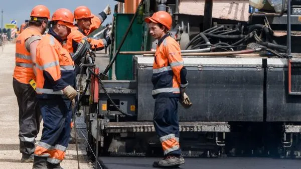 Микроавтобус сбил четырех дорожных рабочих в Люберцах