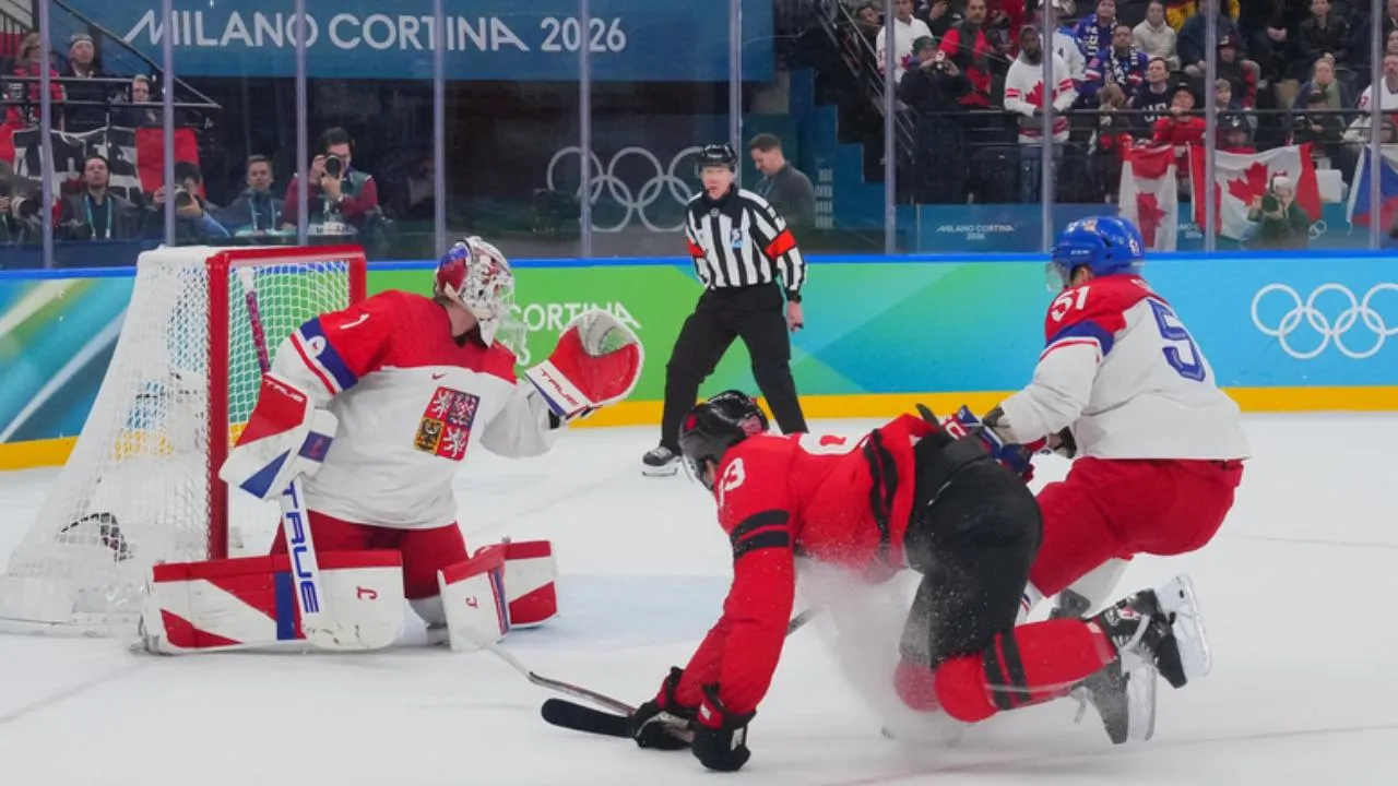 Митч Марнер забрасыывает победную шайбу