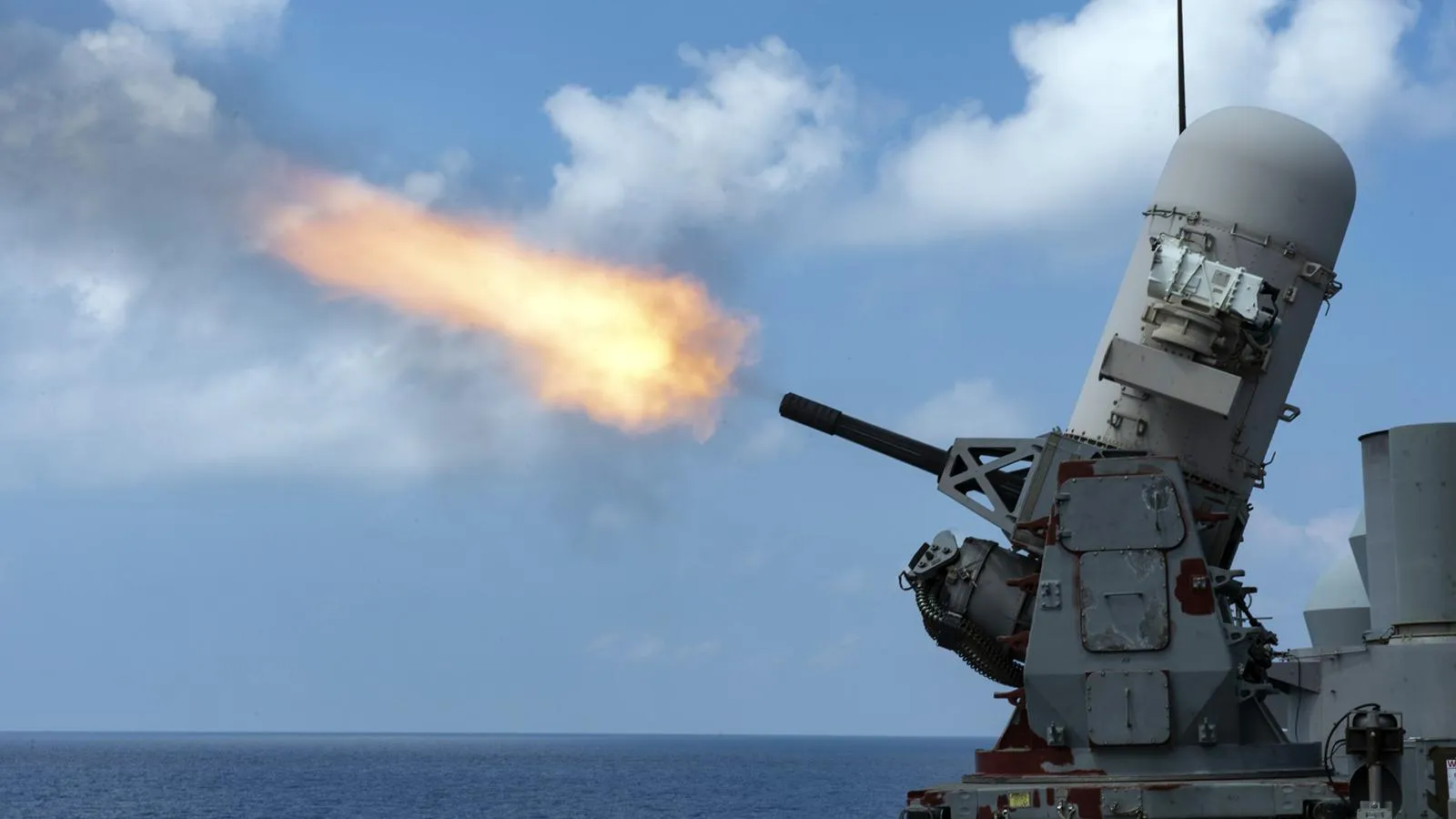 Крейсер США во время учений с боевой стрельбой. US Navy