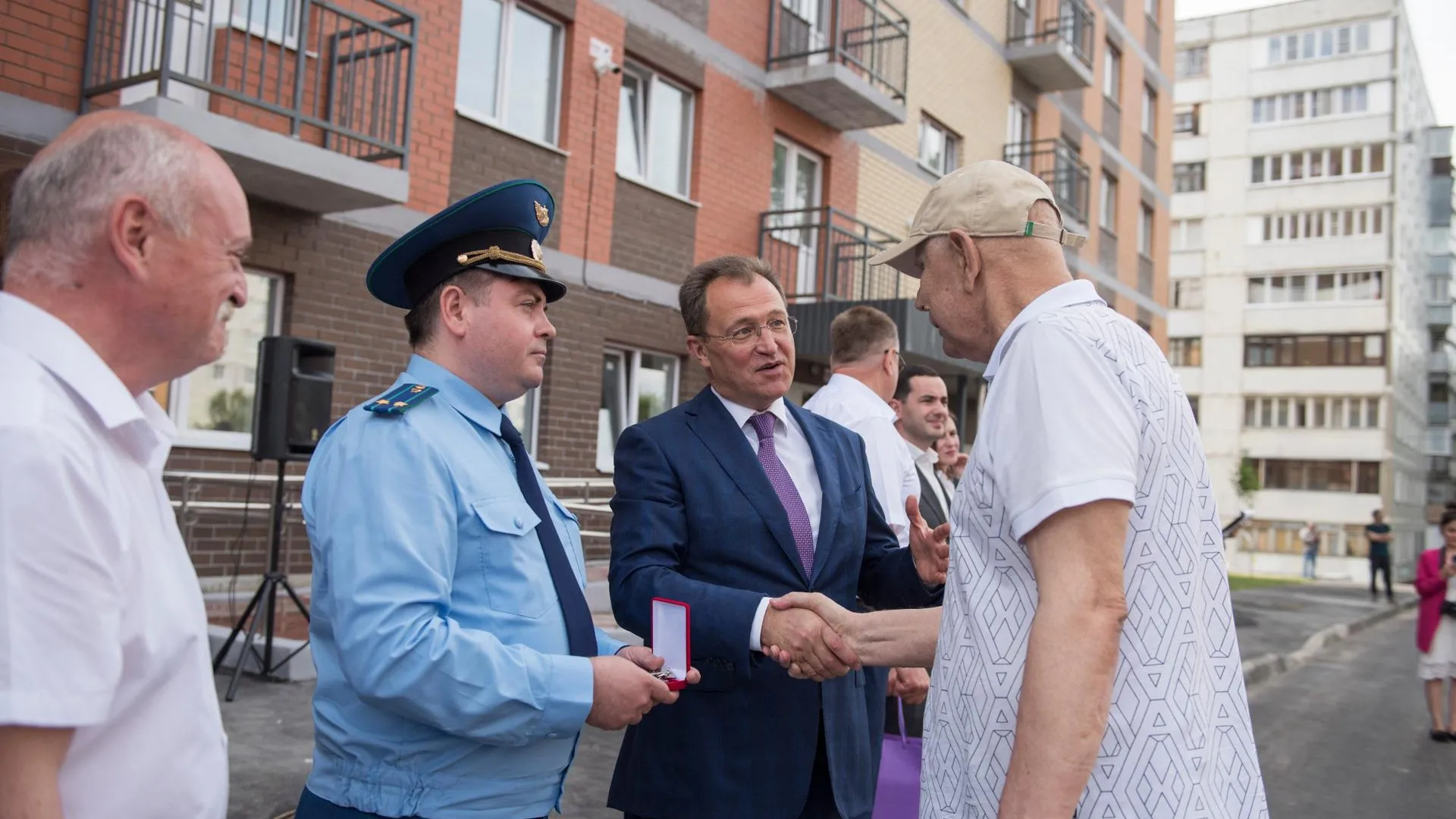 Почти сорок семей получили ключи от новых квартир в подмосковном Ногинске