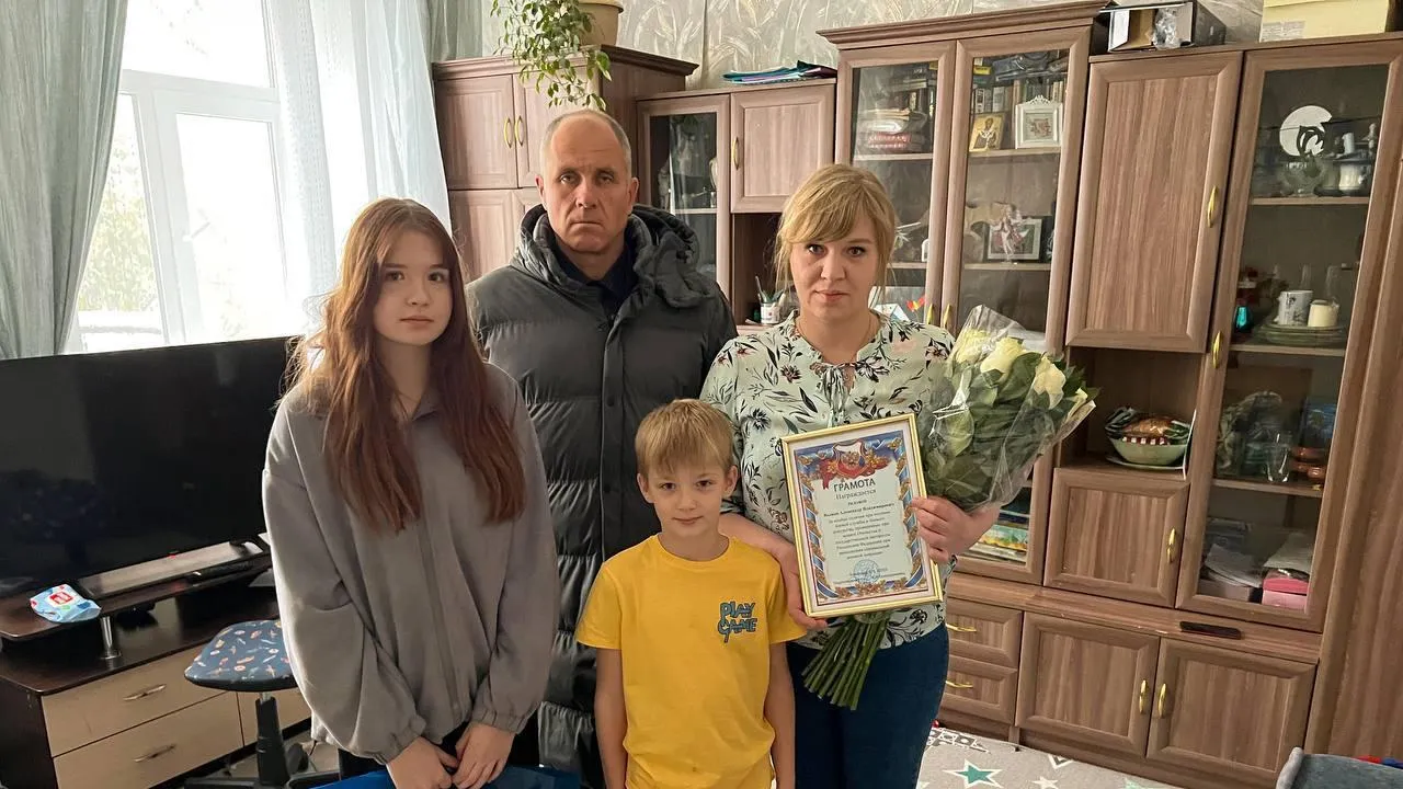 Грамоту от командира части за особые отличия вручили участнику СВО