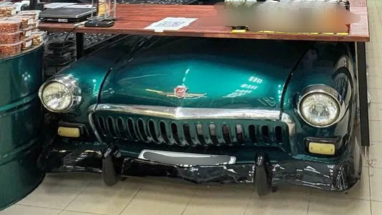 Под столом подмосковного магазина неожиданно нашли раритетную «Волгу»