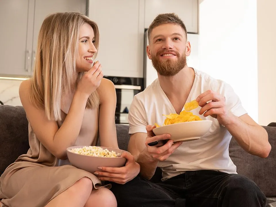 Можно ли есть чипсы и попкорн во время поста: ответ священника