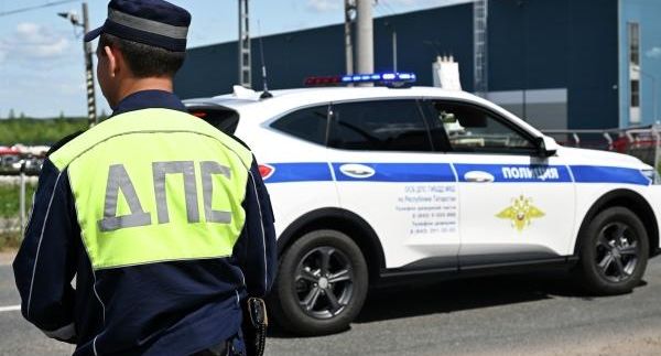 В Москве на Кутузовском проспекте столкнулись автомобиль и мотоцикл