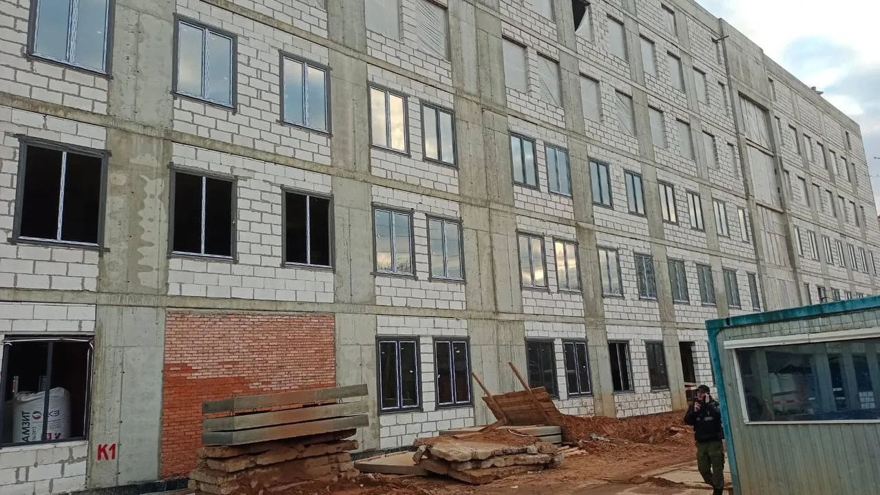 Рабочие приступили к установке окон новой поликлиники в Котельниках