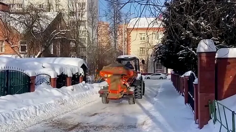 Трактор обрабатывает улицы песком. Скриншот из видео администрации