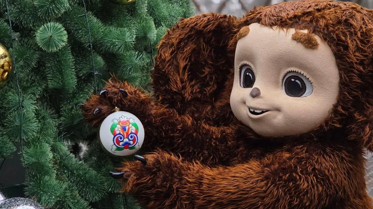 Чебурашка украшает парки: в Егорьевске украсили елку шарами с гуслицкой росписью