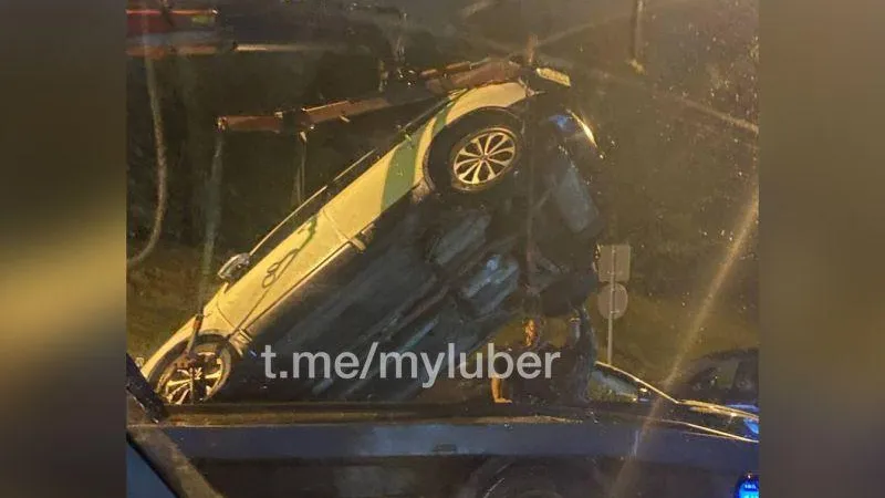 Эвакуаторщик при погрузке уронил автомобиль в Люберцах