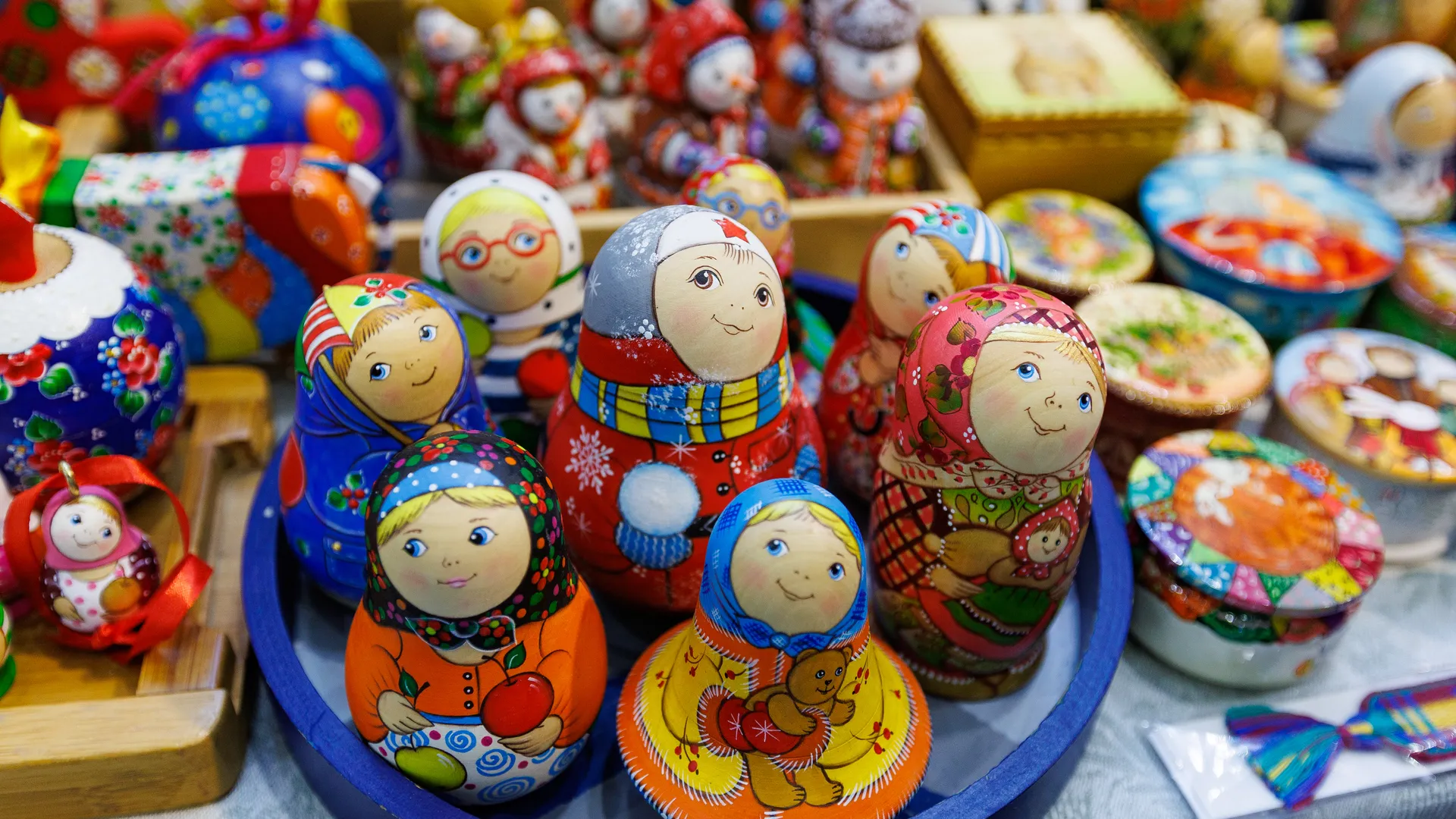 Сувенир народных промыслов Подмосковья - матрешка - на выставке-ярмарке «Ладья»