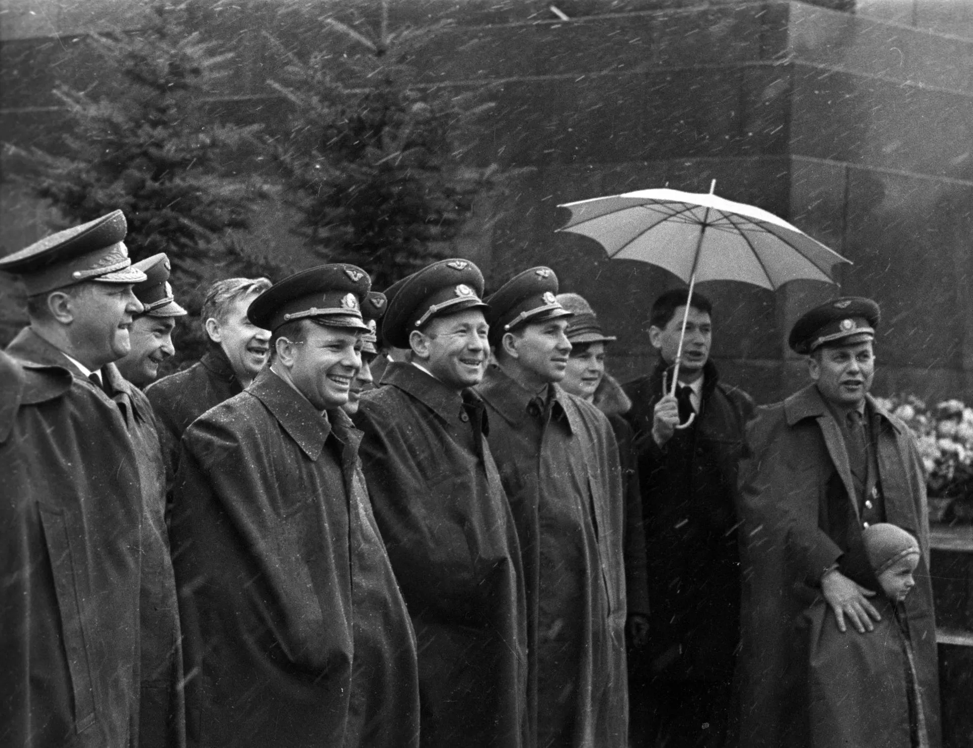 Советские космонавты у Мавзолея Ленина: Юрий Гагарин, Алексей Леонов, Владимир Комаров, Валентина Терешкова, Борис Егоров, Павел Попович (с дочерью)