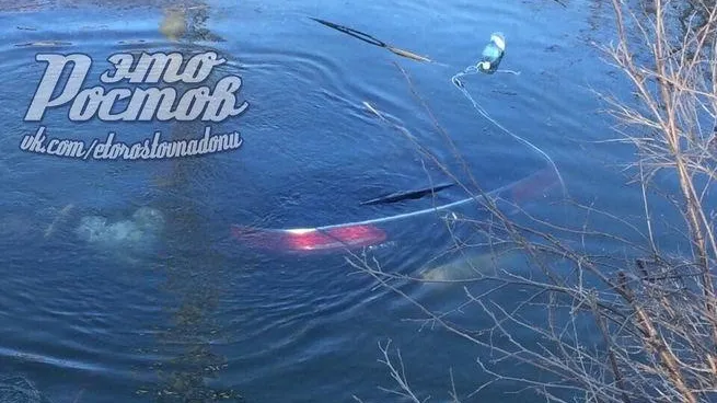 В Ростове-на-Дону рыбаки утопили Mercedes в реке