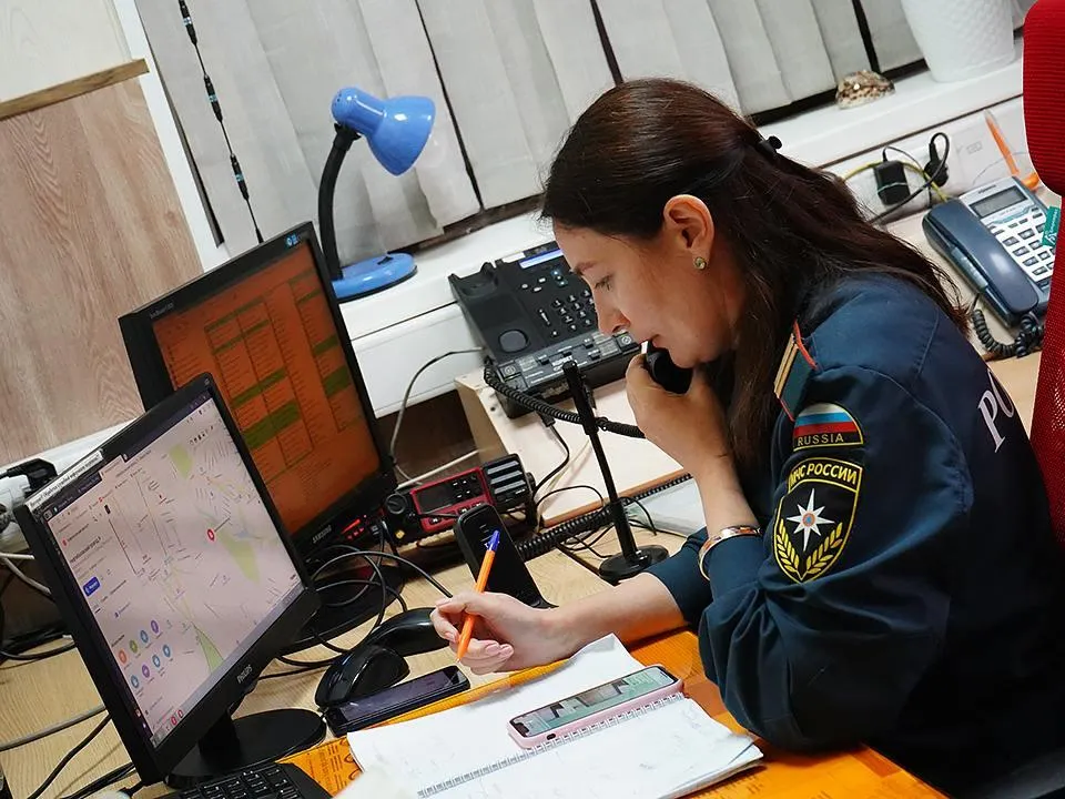 Автомойка полыхает на 500 «квадратах» на севере Москвы